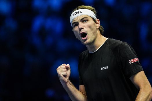 Taylor Fritz bereikt eindstrijd ATP Finals na verhit duel door uitlatingen van populaire vriendin