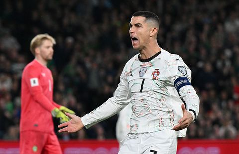 Topvoetballer Cristiano Ronaldo spreekt teamgenoten toe na rode kaart