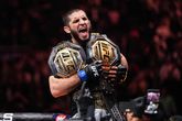 Islam Makhachev schrijft een historische titel op zijn naam tijdens UFC 322. ©Getty Images