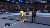 Jannik Sinner en Carlos Alcaraz wachten met umpire op nieuws na een noodgeval. ©Screenshot Ziggo Sport