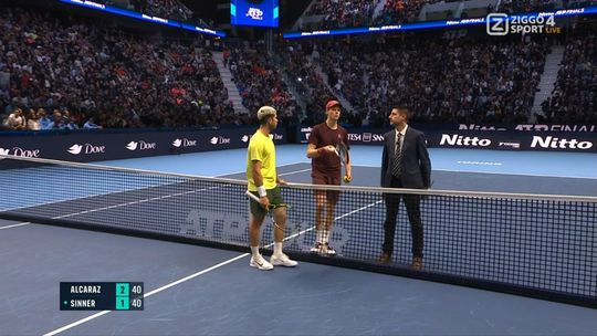 Umpire legt finale tussen Carlos Alcaraz en Jannik Sinner minutenlang stil na noodgeval