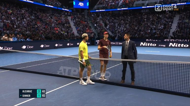 Umpire legt finale tussen Carlos Alcaraz en Jannik Sinner minutenlang stil na noodgeval