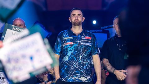 Trotse Luke Humphries na zege op dag één: 'Nu kan ik nadenken over het wereldkampioen worden'