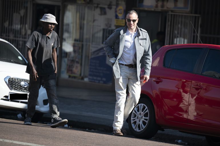 Commotie rondom moordenaar Oscar Pistorius en nieuwe vriendin: 'Ze ziet de rode vlaggen niet'