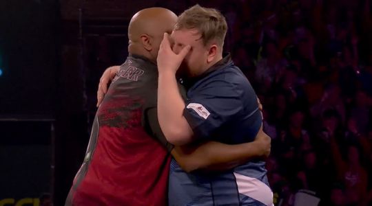 Cameron Menzies barst in huilen uit tijdens partij op WK darts, swingende Amerikaan steelt de show