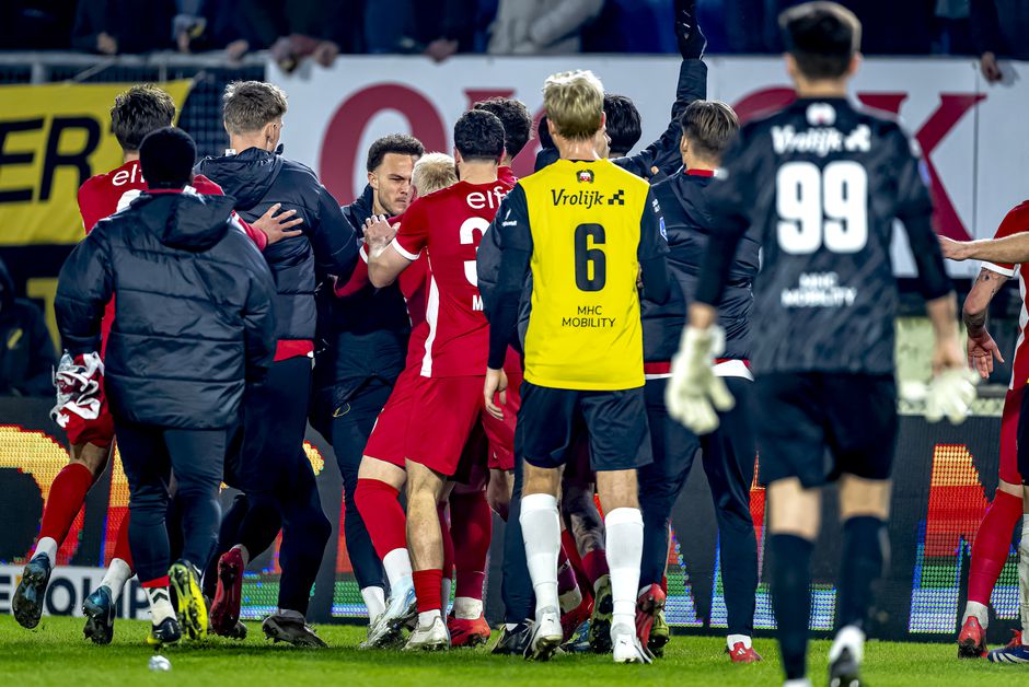 Verbazingwekkende beelden: NAC-fans wachten AZ-spelers op en zoeken confrontatie buiten stadion
