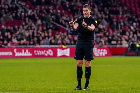 Verbazing om scheidsrechter bij Ajax - Almere City: 'Andersom had hij dit van zijn lang zal ze leven niet gedaan'