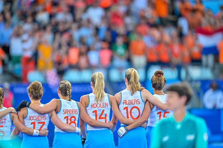 Oranje-hockeysters 'wereldnieuws' door zeldzame gebeurtenis: 'Geen lekker begin voor de bondscoach'