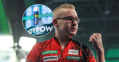 Nederlandse darter (23) op de vingers getikt door PDC na opmerkelijke actie op WK: 'Het was puur een geintje'
