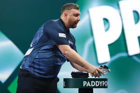 Nieuwe video van misdragende WK-darter Cameron Menzies laat nog een rare actie zien