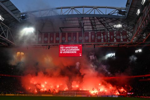 Ajax hoort straf van KNVB na vuurwerkincident: wangedrag fans heeft gevolgen