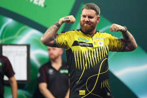 Uitslagen WK darts: Scott Williams maakt enorme indruk, Chris Dobey bibbert tegen enige Chinees