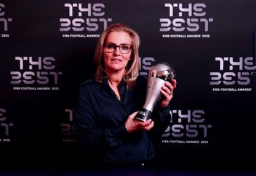 Virgil van Dijk en Sarina Wiegman in het zonnetje gezet: FIFA deelt fraaie prijzen uit