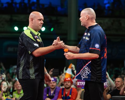 Michael van Gerwen legt 'veel te negatieve' Raymond van Barneveld langs de meetlat: 'Ik betwijfel het'