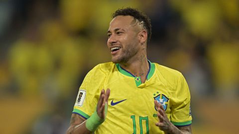 Neymar poseert met vrouw en shirtje van Inter Miami, de club van Lionel Messi en Luis Suarez