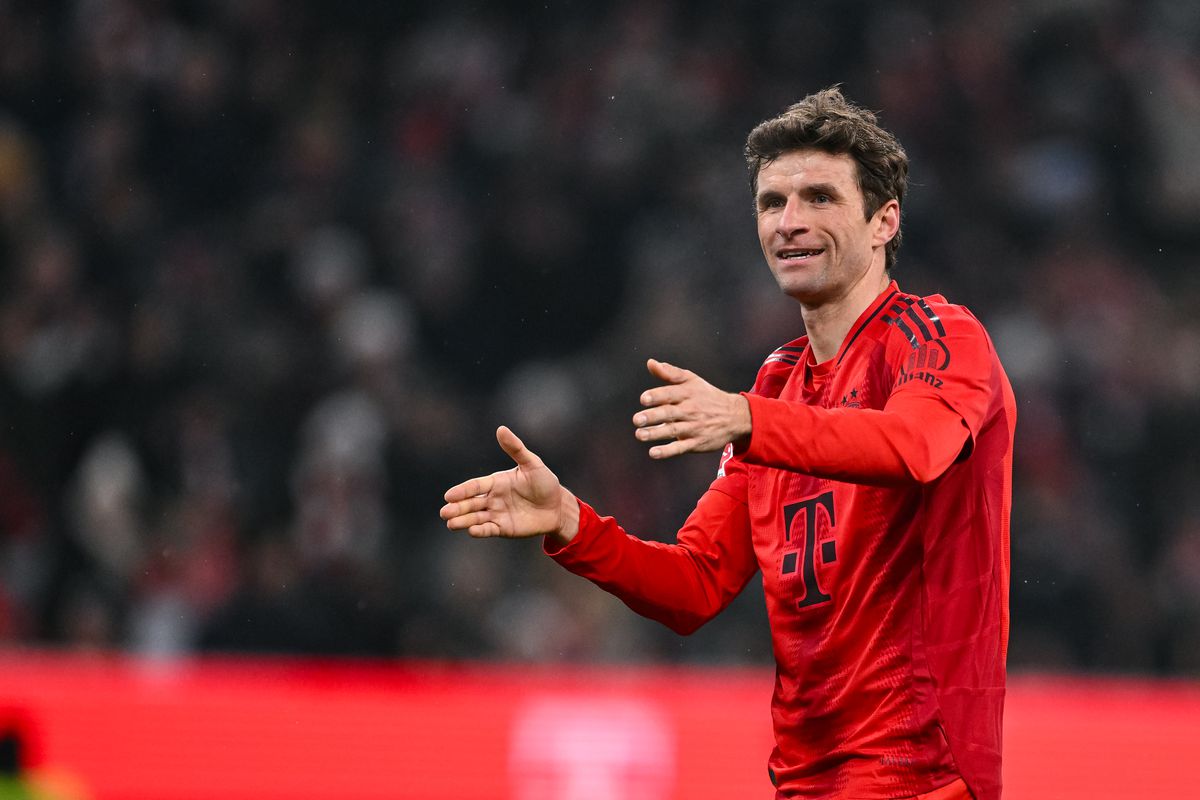 Thomas Müller grapt over 'naderend vertrek' bij Bayern München: 'In de winter kan ik nog verkocht worden'