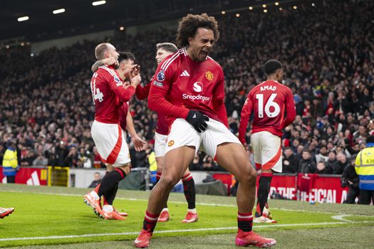 Bewierookte Joshua Zirkzee riskeert boete na obsceen gebaar bij comeback Manchester United