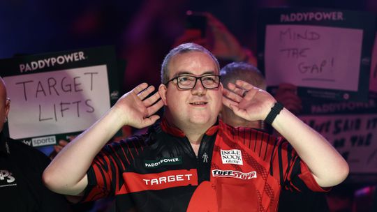 Emotionele Stephen Bunting laat tranen gaan na eindzege Bahrain Darts Masters