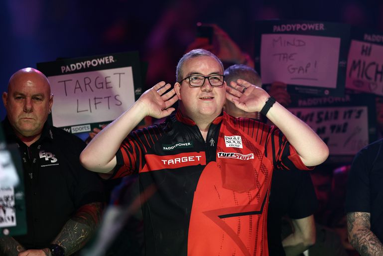 Emotionele Stephen Bunting laat tranen gaan na eindzege Bahrain Darts Masters