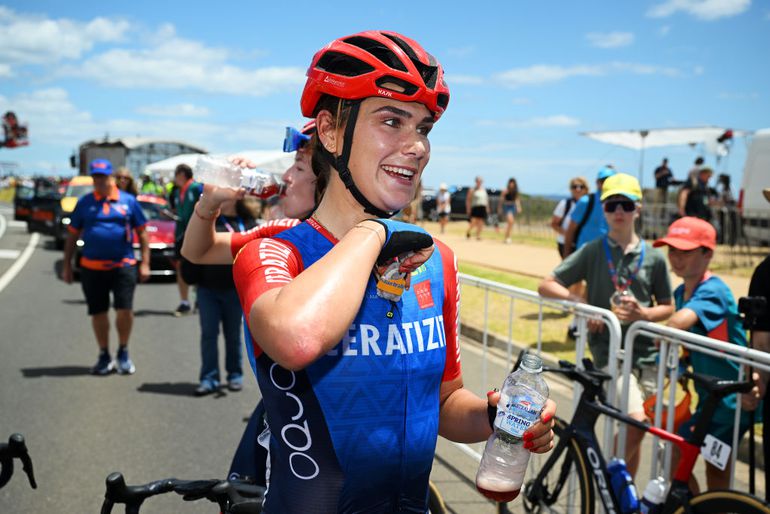 Nederlandse wielrenster laat peloton achter zich en wint solo eerste etappe van Tour Down Under