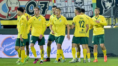 Live Fortuna Sittard - PSV | Koploper krijgt tik te verwerken na snelle voorsprong: Kaj Sierhuis pegelt bal binnen