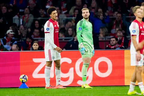 Lamlendig Ajax stort volledig in en drijft eigen fans tot waanzin met gelijkspel
