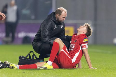 AZ weer terug op aarde na slachtpartij tegen Ajax: Alkmaarders verliezen en zien sterspeler uitvallen