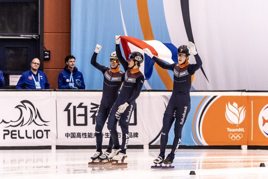 'Tjonge jonge jonge, dit is uniek': sensationele finale op EK shorttrack met volledig Nederlands podium