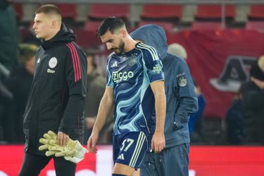 Pijnlijk moment voor Ajax-verdediger: thuispubliek fluit eigen speler uit bij wissel