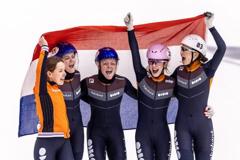 Nederlandse shorttracksters winnen veelbesproken relay op EK, finale getekend door grote valpartij