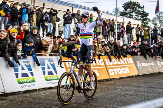 Mathieu van der Poel maakt plotseling rigoureuze keuze: 'De drang is te groot'