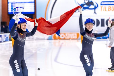Zusjes Velzeboer stralen na dubbelslag op EK shorttrack, Xandra slikt tranen weg