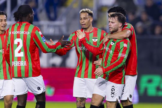 Ajax voelt hete adem van NEC: Nijmegenaren profiteren van Amsterdamse misstap door goal in extremis