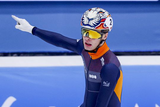 Goudhaantje Jens van ’t Wout wijst bij EK shorttrack met beschuldigende vinger: 'Volgens de regels mag dat niet'