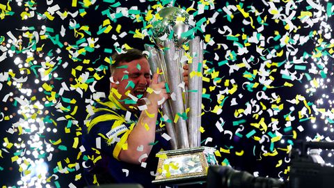 Topdarter Luke Littler heeft wel zin in bizarre bonus: 'Dan ga ik er ook helemaal voor'