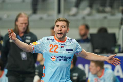 Nederland begint EK handbal met pikante nederlaag tegen Zweden: 'Met het mes op de keel'
