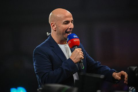 Blunderende nieuwe mastercaller van dartsbond PDC valt niet in de smaak: 'Klinkt alsof hij dronken is'