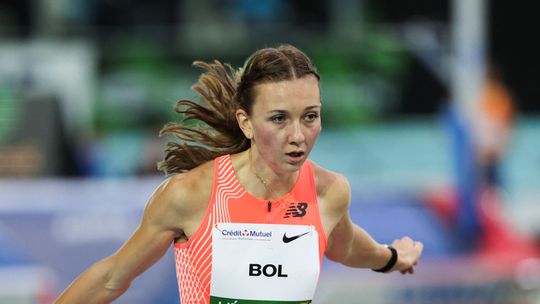 Femke Bol is op lagere versnelling ook snelste in 400 meter-series bij NK atletiek indoor