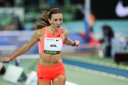 Femke Bol is op lagere versnelling ook snelste in 400 meter-series bij NK atletiek indoor