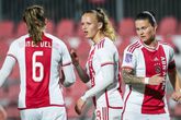 Tiny Hoekstra (midden) en Jonna van de Velde (links) maakten twee van de negen doelpunten van Ajax Vrouwen tegen FC Eindhoven in de beker. ©Pro Shots