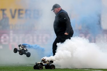 Unieke beelden uit Duitsland: fans wel heel creatief met rookbommen