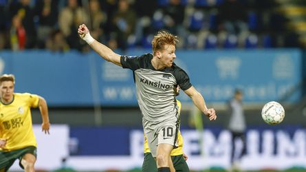 AZ-trainer Maarten Martens wint tegen Fortuna voor eerste keer, na goal in slotfase