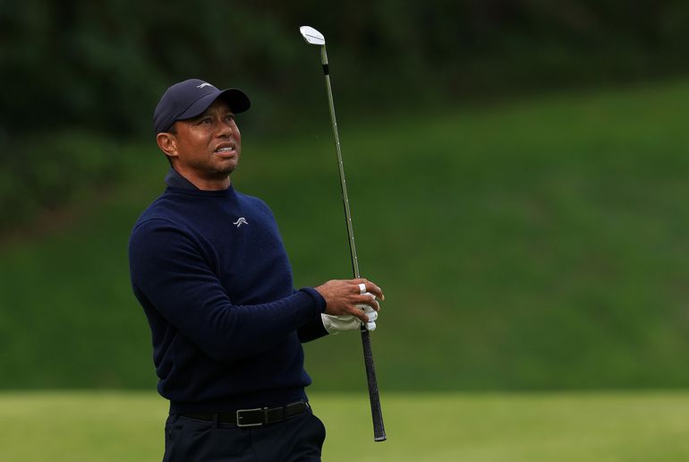 Wat is er aan de hand met Tiger Woods? 'Ambulance voor hem opgeroepen tijdens wedstrijd'