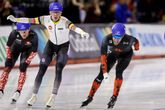 Bart Swings heerst op mass start mannen, Bart Hoolwerf helpt gevallen Zwitser aan brons
