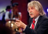 Johan Derksen heeft ook op opvallende locatie lak aan de regels: 'Er stond daar zo'n vrouw achter een hekje'