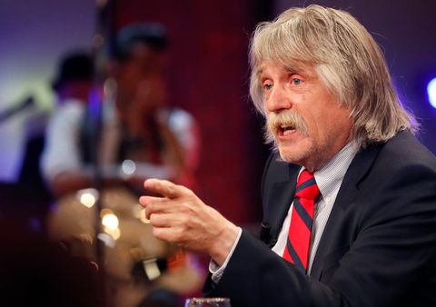 Johan Derksen blikt terug op verboden actie: 'Hij sprong in regenjas de bosjes uit: betrapt!'