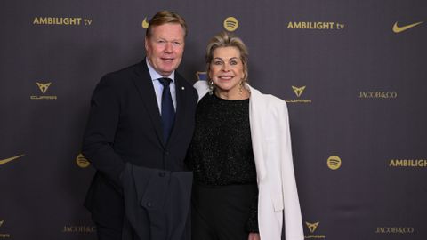 Koeman-vrouwen nemen het ervan tijdens speciale reis naar piepklein landje: 'Wat lijkt ze veel op jou'