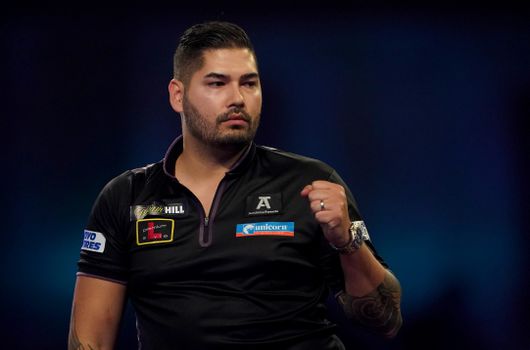 Darter Jelle Klaasen zorgt voor enorme stunt bij toernooi in eigen land, maar moet titel aan wereldtopper laten