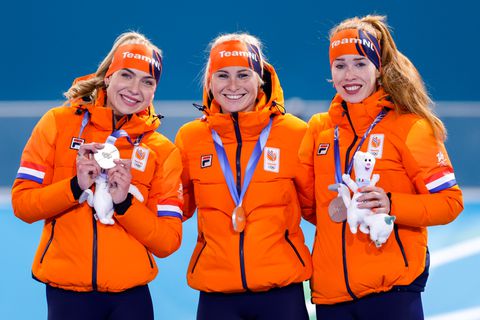 Zilveren vrouwen van de ploegenachtervolging maken hun gevoel duidelijk tijdens huldiging in TeamNL Huis