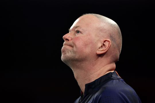 Dartslegende Raymond van Barneveld (58) zakt steeds verder weg in enorme dip